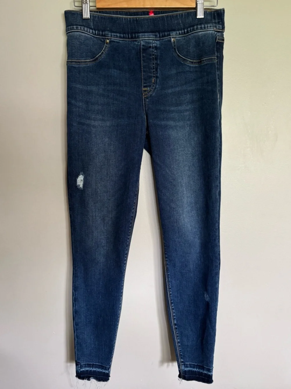 SPANX Distressed Skinny Jeans Dark Wash Raw Hem Pull-On Jeggings Size M - Picture 1 of 12